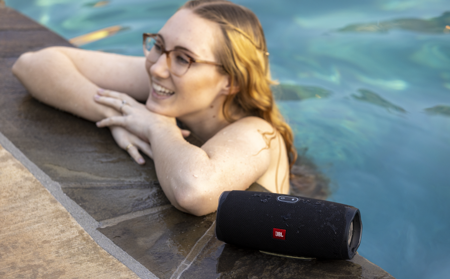 値下げ！JBL Charge 4 ホワイト Amazon.com: JBL Charge 4 Waterproof Portable Bluetooth