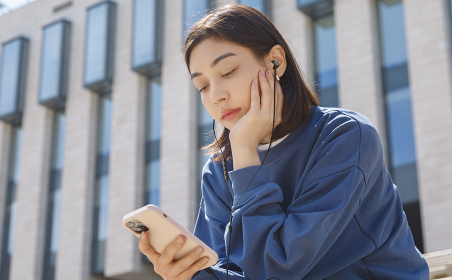 Pilot z 3 przyciskami i mikrofonem