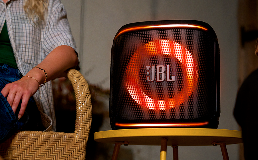 Potężny dźwięk JBL Pro ze wzmocnieniem AI Sound Boost