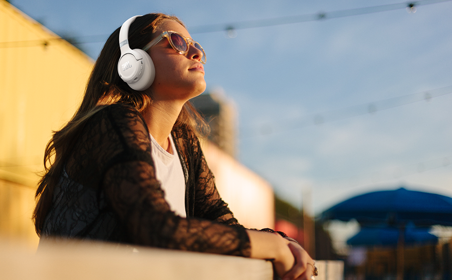 Dźwięk Hi-Res JBL Pure Bass i przestrzenne brzmienie